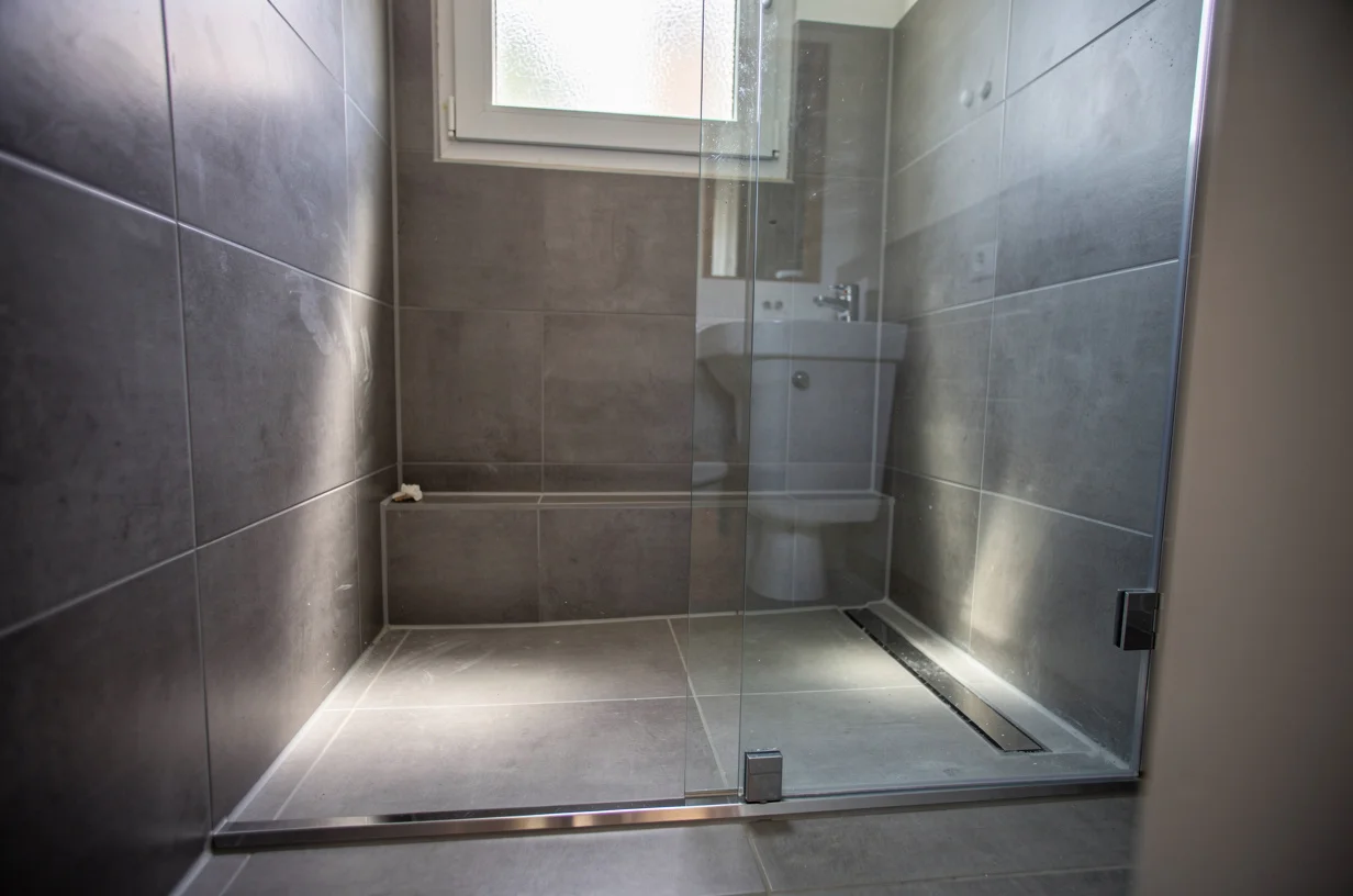Douche à l'italienne en appartement : les trois contraintes techniques qui font le prix